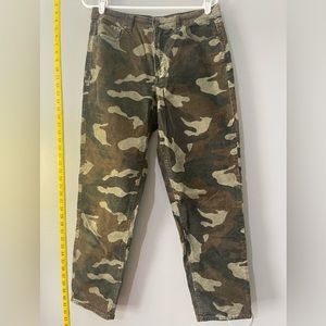 CAMO CORDUROY CROPPED PANTS